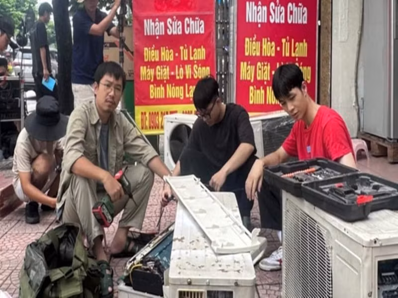 Trước đó, trên trang cá nhân, Minh Tít chia sẻ loạt ảnh trên phim trường cùng con trai Công Lý. Ảnh: FB Minh Tít.