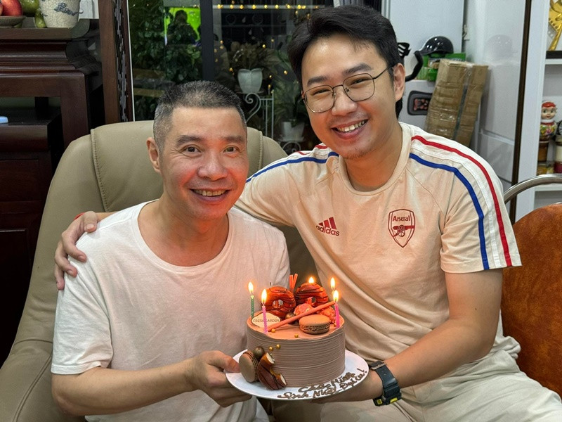 Trong cuộc phỏng vấn với Người Đưa Tin, Minh Tít cho hay: "Những điều tôi học được từ anh Lý không phải là những cái “bề ngoài” đó nữa, mà nó là giá trị của một người nghệ sĩ, giá trị của tình anh em... và rất nhiều thứ khác nữa. Cho đến bây giờ tôi đã có cho mình một hãng phim tư nhân riêng, nhưng tôi vẫn luôn hỏi ý kiến anh Công Lý cho mỗi dự án của mình. Có thể nói vui rằng, phi Công Lý bất thành Minh Tít. Không có NSND Công Lý thì đừng nhắc đến tên nghệ sĩ trẻ Minh Tít hôm nay". Ảnh: FB Minh Tít.