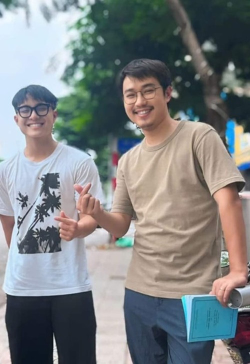 Trong phim Sao Kim bắn tim sao Hỏa đang lên sóng, Gia Bảo - con trai NSND Công Lý đóng vai thợ sửa điều hòa. Gia Bảo cho biết, anh được diễn viên Minh Tít chỉ dạy diễn xuất. Ảnh: FB Minh Tít.