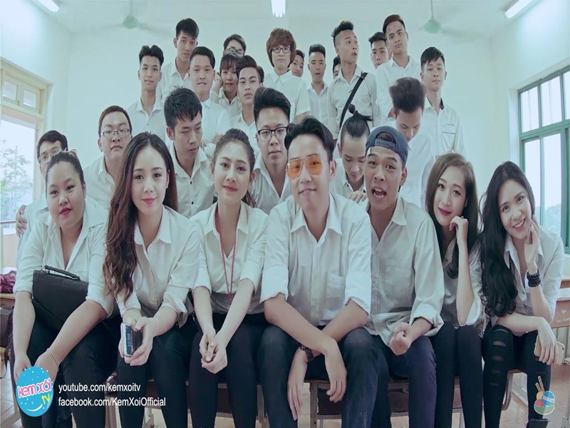 Minh Tít bên dàn diễn viên series Kem Xôi. Ảnh: FB Minh Tít.