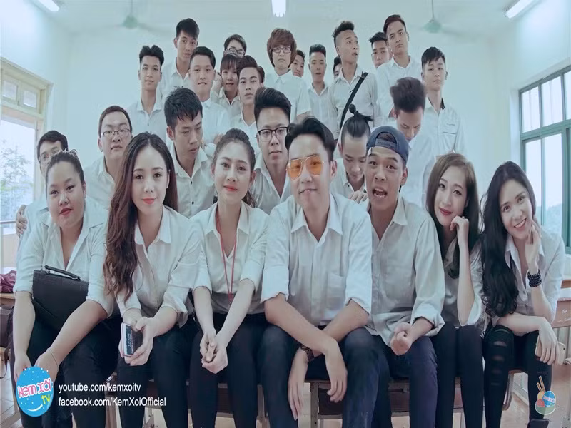 Minh Tít bên dàn diễn viên series Kem Xôi. Ảnh: FB Minh Tít.