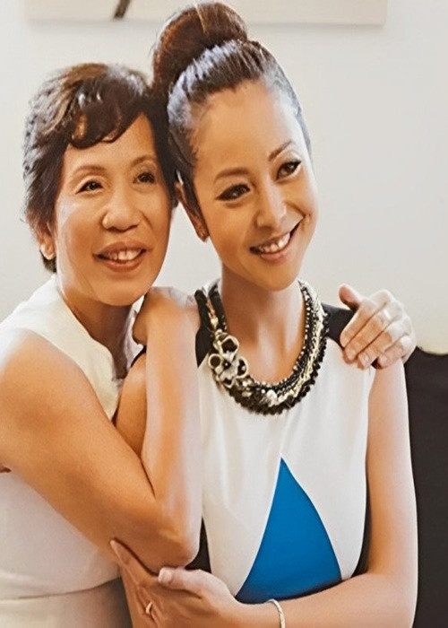 Trong cuộc phỏng vấn với Tổ Quốc, Jennifer Phạm nói may mắn có mẹ chồng suy nghĩ rất thoáng vì bố mẹ chồng cô từng học tập và sinh sống tại nước ngoài. Ảnh: Phụ Nữ Pháp Luật.