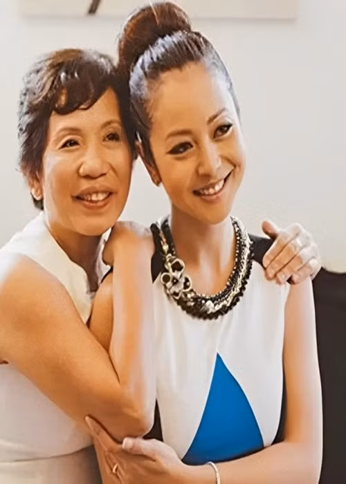 Trong cuộc phỏng vấn với Tổ Quốc, Jennifer Phạm nói may mắn có mẹ chồng suy nghĩ rất thoáng vì bố mẹ chồng cô từng học tập và sinh sống tại nước ngoài. Ảnh: Phụ Nữ Pháp Luật.