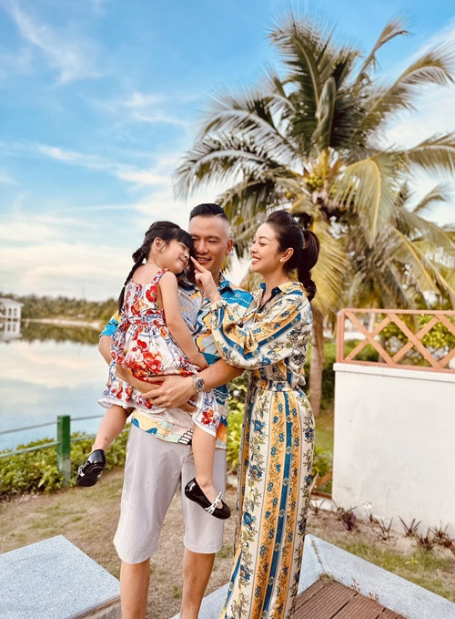 Người đẹp có 3 con chung với chồng hiện tại. Ảnh: FB Jennifer Phạm.