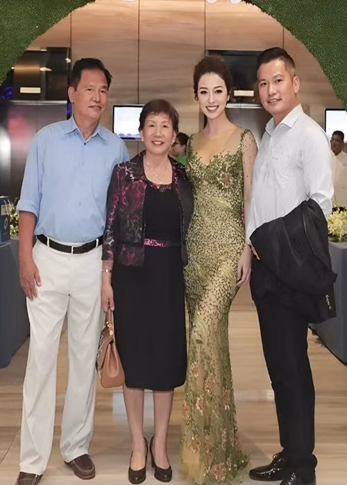 Mẹ chồng Jennifer Phạm tự tay nấu đồ ăn sáng cho con dâu, vẫn đợi con dâu về muộn để cùng ăn cơm và trò chuyện. Doanh nhân Trương Thị Thanh Thanh còn chủ động thu xếp công việc để bay ra chăm sóc con dâu và các cháu khi Jennifer Phạm sinh con út. Ảnh: Phụ Nữ Pháp Luật.