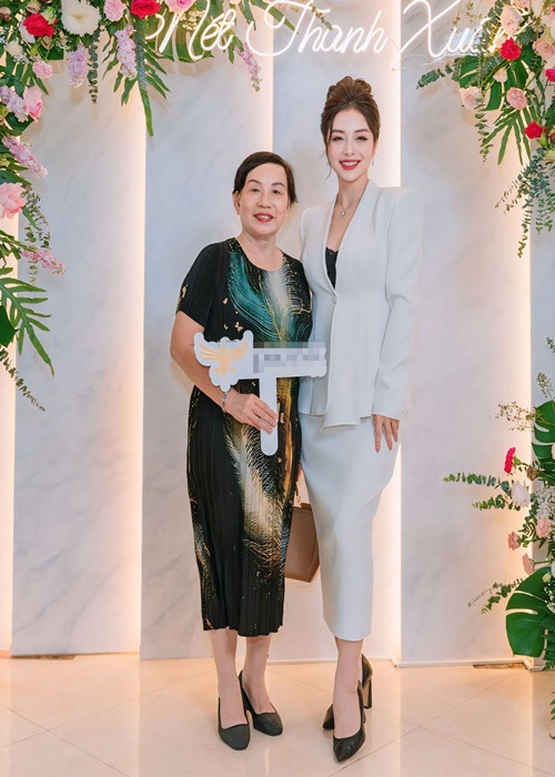 Doanh nhân Trương Thị Thanh Thanh vừa đến mừng cô con dâu của mình - Jennifer Phạm lên chức bà chủ. Ảnh: Vietnamnet.