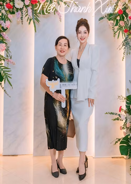 Doanh nhân Trương Thị Thanh Thanh vừa đến mừng cô con dâu của mình - Jennifer Phạm lên chức bà chủ. Ảnh: Vietnamnet.