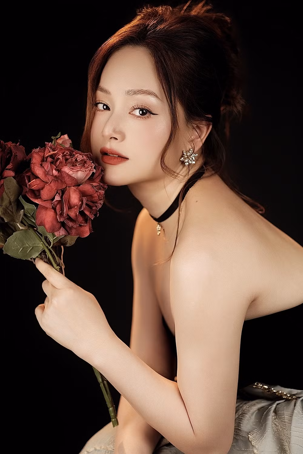 Ngoài ra, cô không kiêng khem bất kỳ loại đồ ăn nào mà bổ sung đầy đủ các nhóm chất từ rau xanh, trái cây, thịt, cá nạc, sữa hạt... để sữa cho con bú.