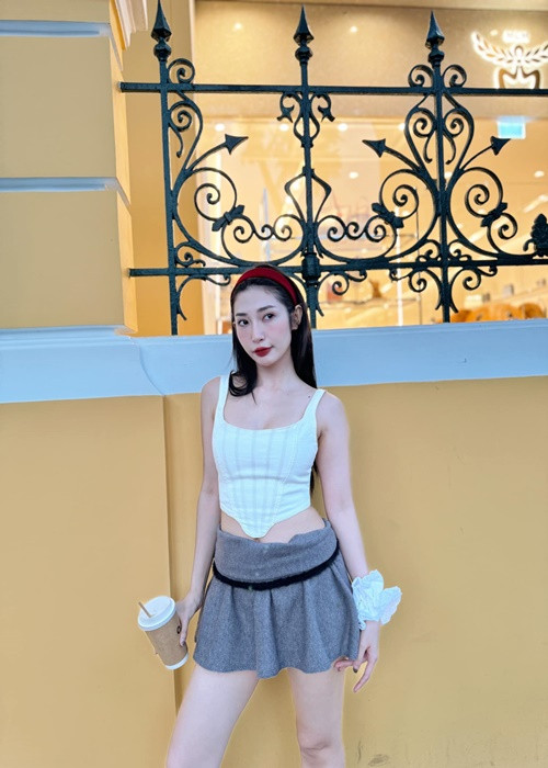 Khổng Tú Quỳnh chia sẻ, cô từng nghĩ đến chuyện "dao kéo" nhưng sau đó lại muốn giữ vẻ đẹp tự nhiên.