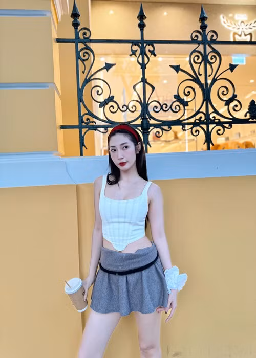 Khổng Tú Quỳnh chia sẻ, cô từng nghĩ đến chuyện "dao kéo" nhưng sau đó lại muốn giữ vẻ đẹp tự nhiên.