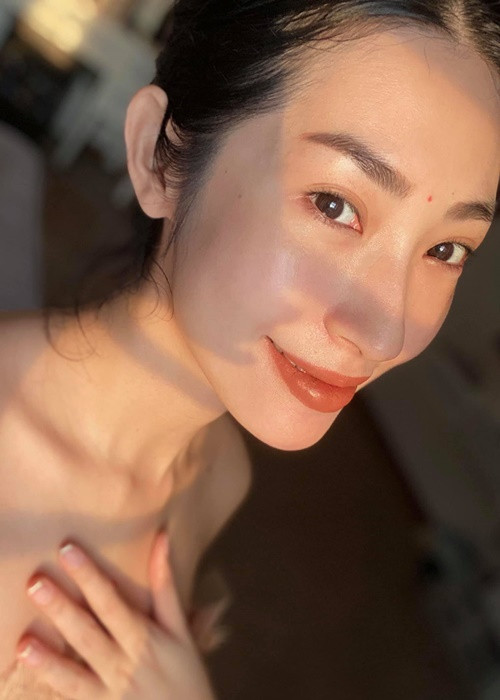 Càng nhìn "cô bé dâu tây" khi không trang điểm, fan lại càng "mê đắm".