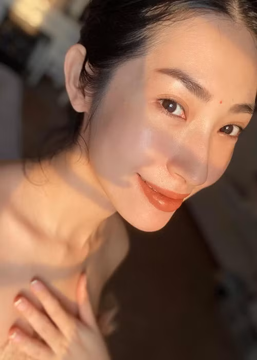 Càng nhìn "cô bé dâu tây" khi không trang điểm, fan lại càng "mê đắm".