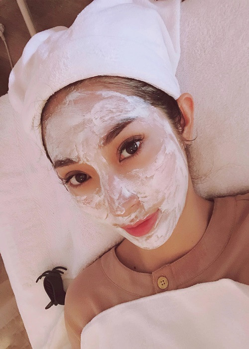 Nữ ca sĩ rất chăm đắp mặt nạ để làn da căng bóng.