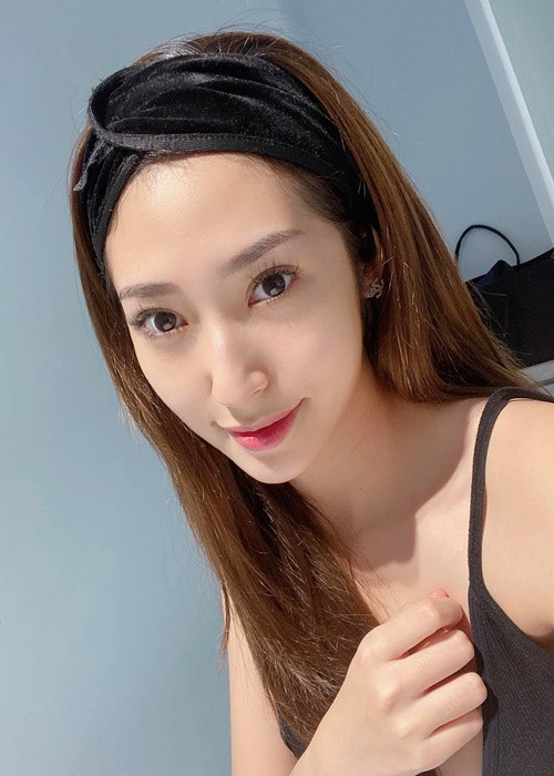 Khuôn mặt khi rũ bỏ son phấn của nữ ca sĩ vẫn bừng sáng nhờ làn da mịn màng.