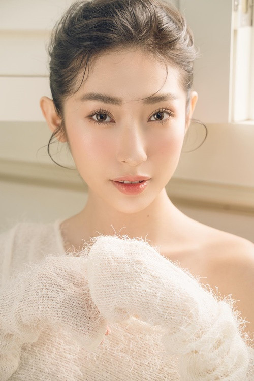 Gương mặt của Khổng Tú Quỳnh trở nên đẹp hơn khi được trang điểm kỹ lưỡng.