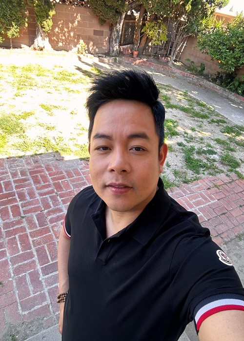 Mới đây, ca sĩ Quang Lê tiết lộ, anh từng gửi người bạn thân giữ 150.000 USD (3,5 tỷ đồng). Người này dùng số tiền đó để chơi chứng khoán, rồi bị thua. “Tôi không biết chơi, người giữ tiền của tôi cứ hay khoe thắng chứng khoán hoài nên tôi tin”, Quang Lê cho biết. Ảnh: FB Quang Lê.