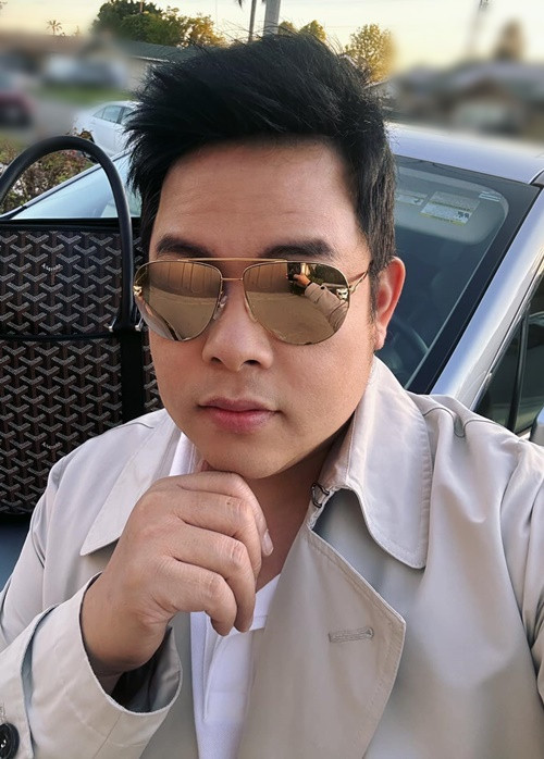 Quang Lê giỏi kiếm tiền từ ca hát trong những năm qua. Năm 2022, nam ca sĩ tiết lộ, khi hát tại đám cưới nhà đại gia Hà Tĩnh anh được trả đến nửa tỷ đồng. Ảnh: FB Quang Lê.