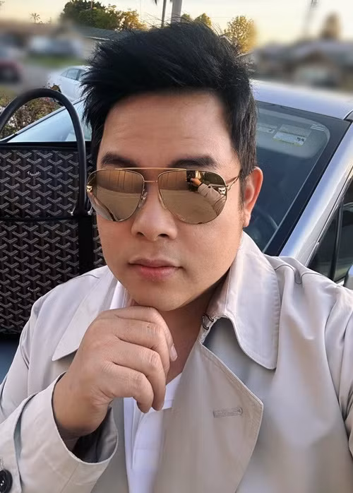 Quang Lê giỏi kiếm tiền từ ca hát trong những năm qua. Năm 2022, nam ca sĩ tiết lộ, khi hát tại đám cưới nhà đại gia Hà Tĩnh anh được trả đến nửa tỷ đồng. Ảnh: FB Quang Lê.