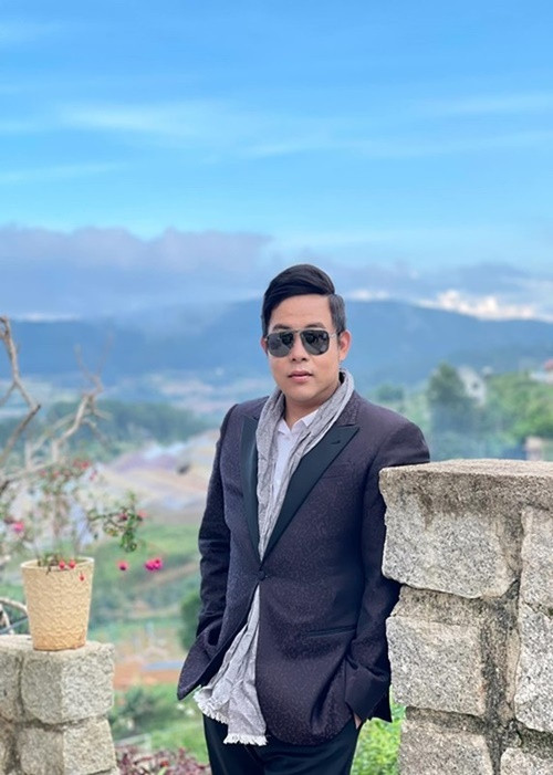 Về nguyên nhân chia tay sau 1 năm làm đám cưới, Quang Lê cho rằng giữa hai người không chờ đợi được nhau cũng như thời điểm đó anh đặt sự nghiệp lên trên hết. Theo Quang Lê, vợ cũ của anh đã tái hôn, có 4 người con. Ảnh: FB Quang Lê.