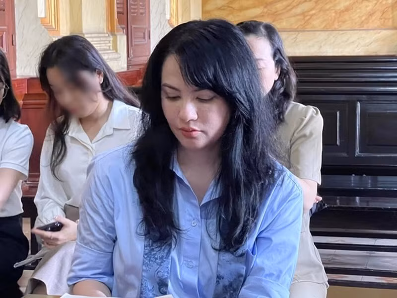 Đại diện của bà Ngọc Thúy cho rằng tòa án cấp sơ thẩm đã không phù hợp khi bác bỏ yêu cầu chia 5 căn biệt thự ở Phan Thiết vì đây là tài sản mà bà Ngọc Thúy mua vào năm 2007 và nhờ mẹ đứng tên. Dù các căn biệt thự này đã được chuyển nhượng và ông Nguyễn Đức An là người nhận tiền, bà Thúy vẫn yêu cầu chia đôi số tài sản này. Ngoài ra, đại diện của bà Thúy còn trình bày, sau ly hôn, ông An không cấp dưỡng nuôi hai con theo phán quyết của tòa án Mỹ. Ảnh: Người Lao Động.