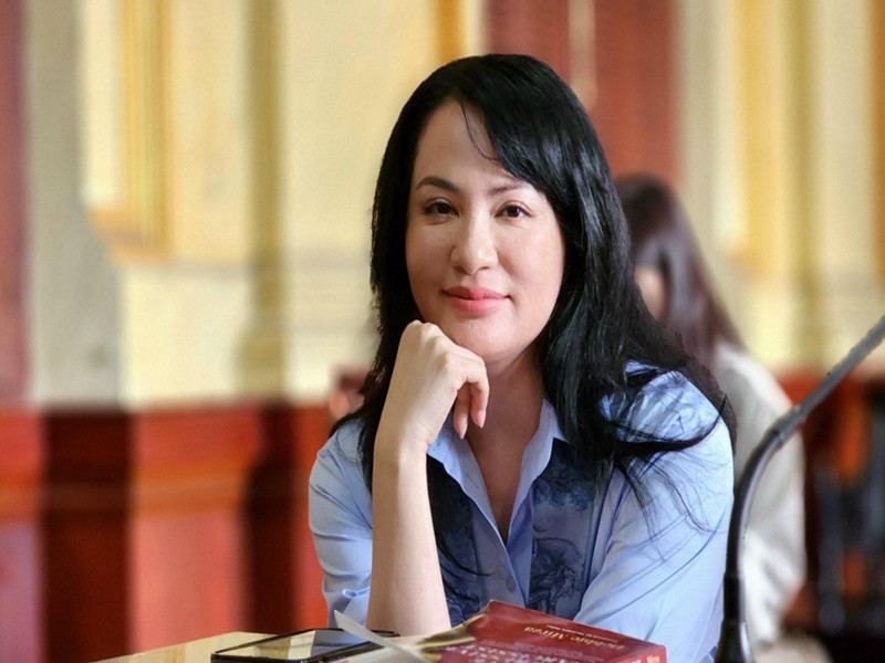 Đại diện VKSND Cấp cao tại TP HCM cho rằng cấp sơ thẩm đã xem xét đầy đủ, toàn diện và các lập luận mới không làm thay đổi bản chất vụ việc. Do đó, cơ quan này đề nghị HĐXX cùng cấp bác kháng cáo của cả nguyên đơn và bị đơn. HĐXX quyết định nghị án kéo dài đến ngày 26/8 để tuyên án vì còn nhiều vấn đề cần xem xét. Ảnh: Vietnamnet.