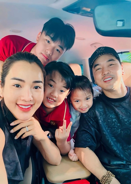 "Gửi ba Phúc, đây có lẽ là dòng cảm xúc đầu tiên con viết ra vì con cũng khó thể hiện cảm xúc của mình. Lần đầu tiên con gặp ba Phúc, con thấy ba rất hiền, gần gũi, dễ nói chuyện. Đặc biệt lúc con sai ba không la con. Con cảm thấy rất may mắn vì ba đã đến bên cuộc đời của con và không phân biệt con là con nuôi. Con yêu ba Phúc nhiều lắm", con trai đầu lòng của Kim Cương viết. Ảnh: FB Kim Cương.