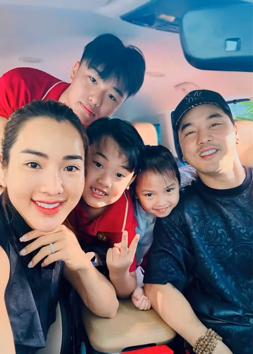 "Gửi ba Phúc, đây có lẽ là dòng cảm xúc đầu tiên con viết ra vì con cũng khó thể hiện cảm xúc của mình. Lần đầu tiên con gặp ba Phúc, con thấy ba rất hiền, gần gũi, dễ nói chuyện. Đặc biệt lúc con sai ba không la con. Con cảm thấy rất may mắn vì ba đã đến bên cuộc đời của con và không phân biệt con là con nuôi. Con yêu ba Phúc nhiều lắm", con trai đầu lòng của Kim Cương viết. Ảnh: FB Kim Cương.