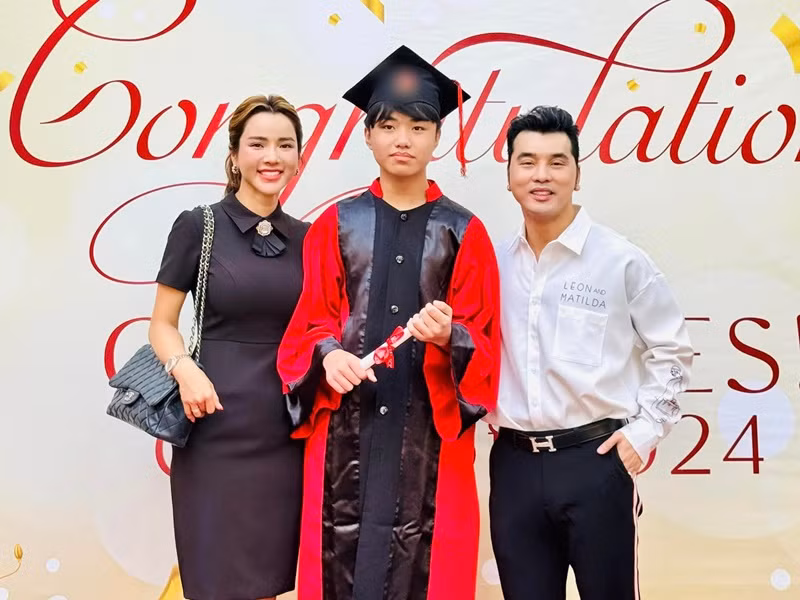 Ưng Hoàng Phúc dành thời gian trao đổi việc học và dạy tiếng Anh cho con trai riêng của Kim Cương. Ảnh: FB Kim Cương.