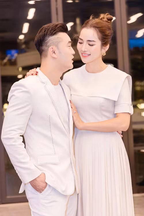 Nữ người mẫu chia sẻ trên Phụ Nữ Pháp Luật, khi hai vợ chồng có mâu thuẫn trong công việc hoặc đời sống vợ chồng, cô là người xuống nước nói chuyện trước. Ảnh: FB Kim Cương.