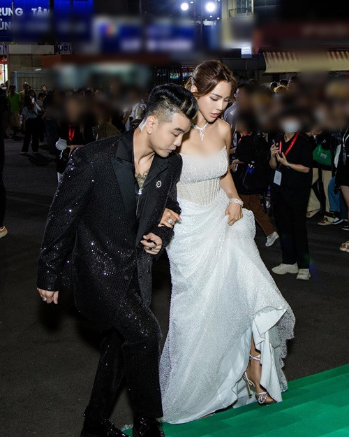 Kim Cương sinh cho Ưng Hoàng Phúc cậu con trai Nguyễn Quốc Minh sinh năm 2016 và cô con gái Nguyễn Ngọc Minh Hà sinh năm 2019. Ảnh: FB Kim Cương.