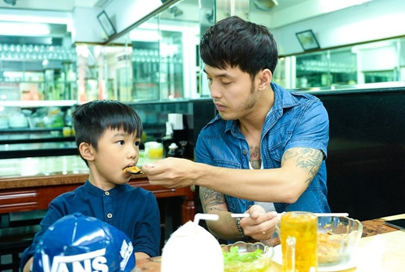 Ưng Hoàng Phúc chiều chuộng con riêng của Kim Cương. Nam ca sĩ chia sẻ, anh nhận thấy bản thân mình phải có thêm trách nhiệm, thay thế ba ruột bù đắp cho con riêng của vợ nhiều hơn. Ảnh: Znews.