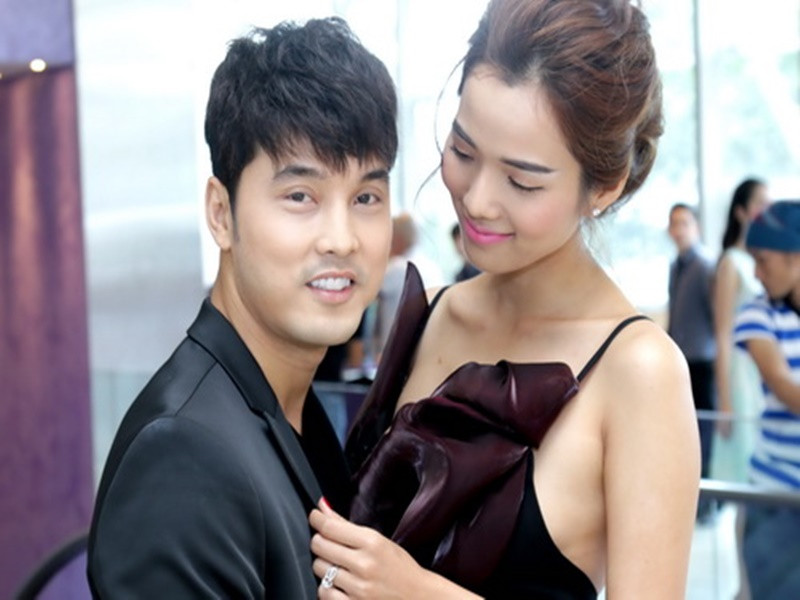 Kim Cương luôn ở bên động viên, đồng hành cùng Ưng Hoàng Phúc vượt qua bệnh tật. Khi nam ca sĩ đi hát trở lại, nữ người mẫu hỗ trợ chồng về trang phục, nhận show, làm nhạc, phim cho chồng. Ảnh: Khám Phá.