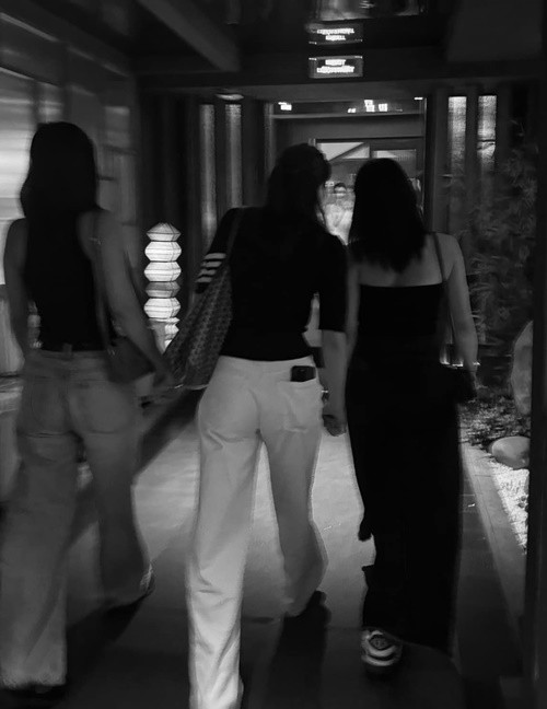 Giữa tin đồn tình cảm, Kỳ Duyên cho biết bức ảnh được lan truyền đã bị cắt ghép từ ảnh cô nắm tay Thiên Ân và Diệp Lâm Anh. Ảnh: FB Kỳ Duyên.