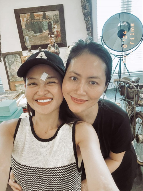 Mới đây, Thùy Anh bị nhà sản xuất phim "Bước ngoặt" chấm dứt hợp đồng, đòi bồi thường 20 tỷ. Phía nhà sản xuất cho rằng những ồn ào liên quan đến tai nạn của Thùy Anh ảnh hưởng đến dự án phim.