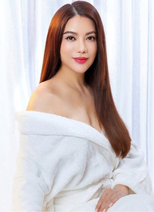 Thời thanh xuân, nữ diễn viên giành được một số danh hiệu tại các cuộc thi người mẫu, hoa hậu.