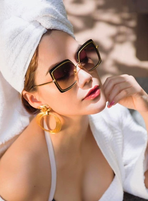 Cách đây không lâu, nữ diễn viên phim "Hương ga" gây chú ý khi đăng tải loạt ảnh diện áo tắm kết hợp cùng áo choàng khoe vẻ gợi cảm.