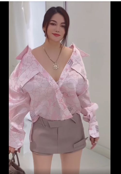 Nữ diễn viên diện áo trễ nải kết hợp cùng chân váy ngắn.