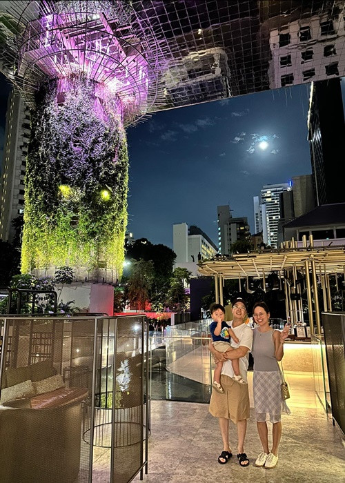 Nhân dịp sinh nhật, Lê Hiếu cùng vợ con đi du lịch.