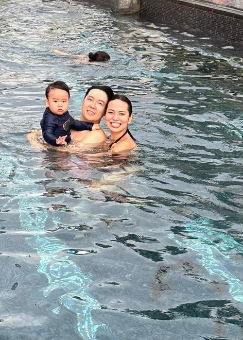 Vợ Lê Hiếu - Thu Trang chia sẻ: "Mẹ và Neil chúc bố Hiếu sinh nhật thật vui vẻ".