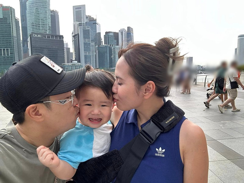 Cặp đôi thường xuyên đưa quý tử đi du lịch.