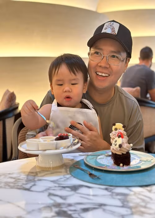 Con trai Lê Hiếu trang trí bánh sinh nhật dành cho bố.