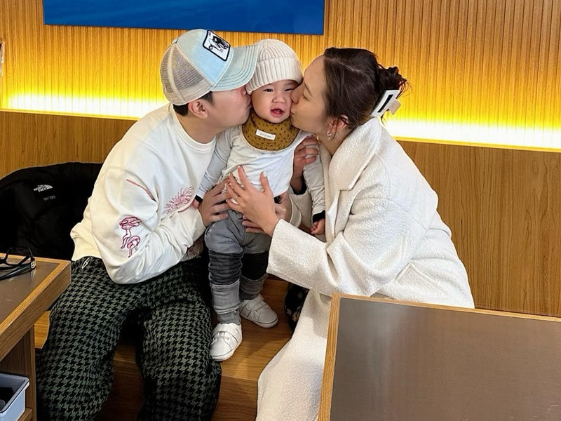 Lê Hiếu - Thu Trang tự tay chăm sóc con trai, không cần đến người giúp việc.