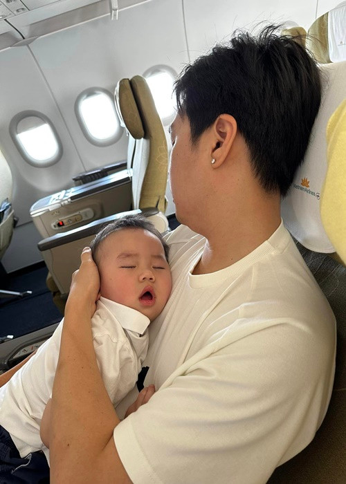 Lê Hiếu kết hôn vào tháng 1/2019. Vợ chồng nam ca sĩ đón con trai gia nhập tổ ấm vào tháng 10/2022.