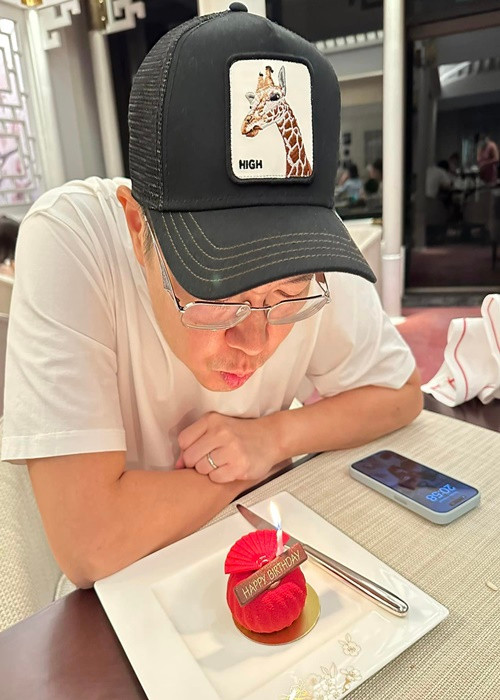 Ca si Le Hieu don sinh nhat ben vo con