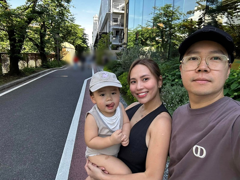 Lê Hiếu thoải mái đăng ảnh con trai thay vì giấu kín như nhiều sao Việt.