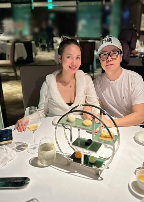 Hôn nhân của nam ca sĩ đầy viên mãn trong 5 năm qua.