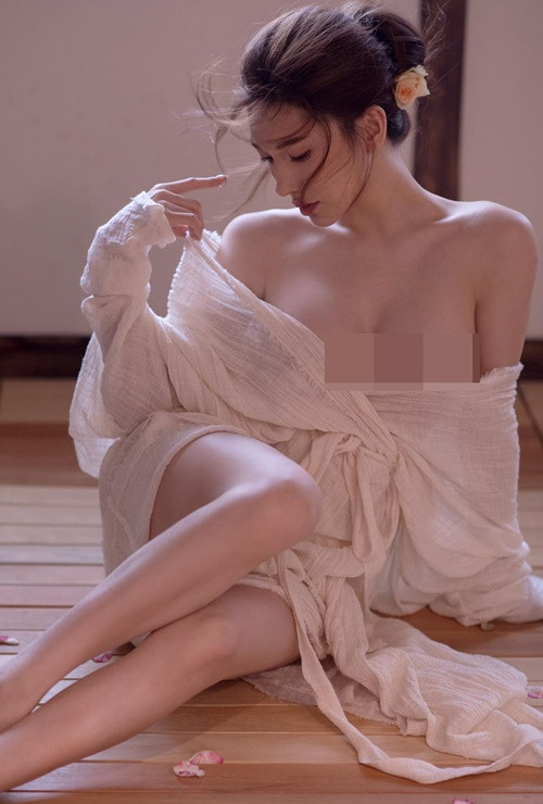 Trước đó, không ít lần Hạ Lan chia sẻ hình ảnh mặc táo bạo trên mạng xã hội.