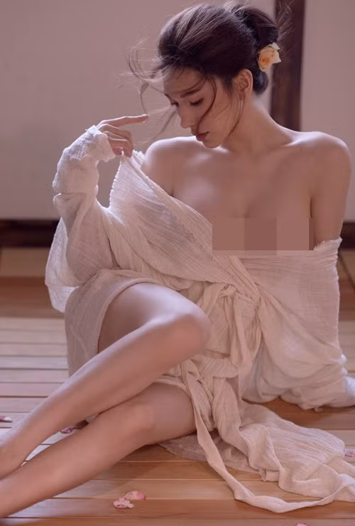 Trước đó, không ít lần Hạ Lan chia sẻ hình ảnh mặc táo bạo trên mạng xã hội.