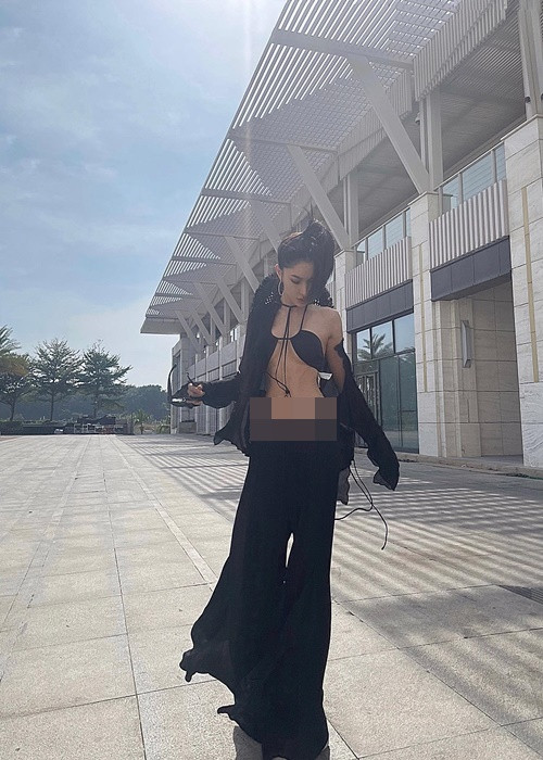 Hạ Lan không ngần ngại phô diễn vóc dáng quyến rũ với váy áo cắt xẻ.