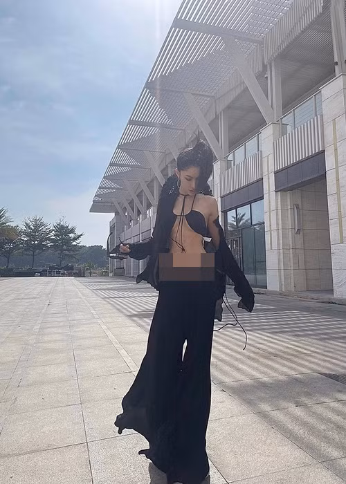 Hạ Lan không ngần ngại phô diễn vóc dáng quyến rũ với váy áo cắt xẻ.